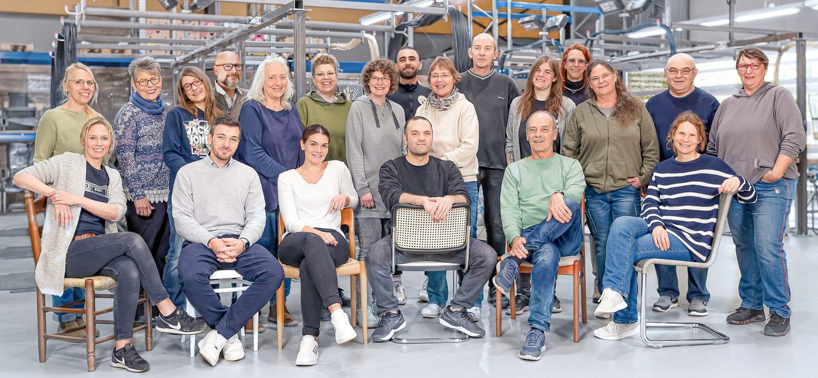 Das Team von Flechtarbeiten Familie Peter in der Werkstatt in Minden